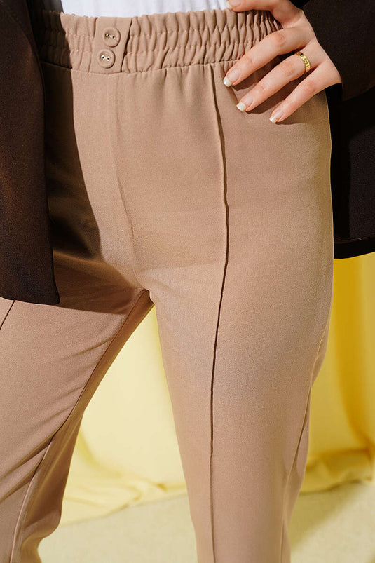 Pantalon à jambes larges avec ceinture élastique et fermeture à bouton camel