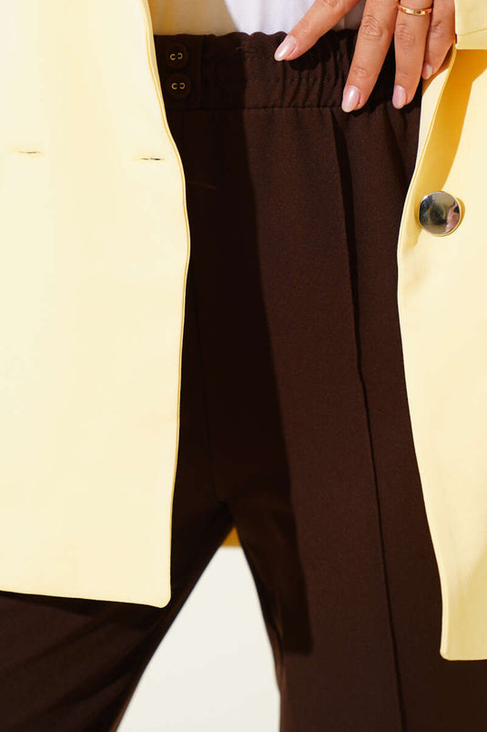 بنطلون بني ضيق بحزام خصر مطاطي