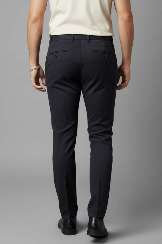 Eng geschnittene Herrenstoffhose mit Taschen Schwarz