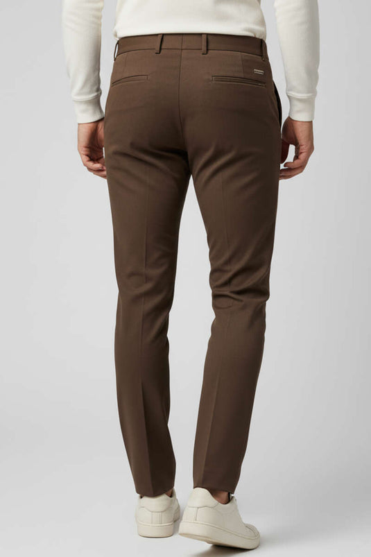 Herren-Stoffhose in schmaler Passform mit Kettendetail, Braun