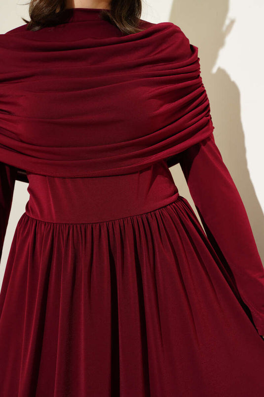 Sandfarbenes Kleid mit Wasserfallausschnitt, burgunderrot