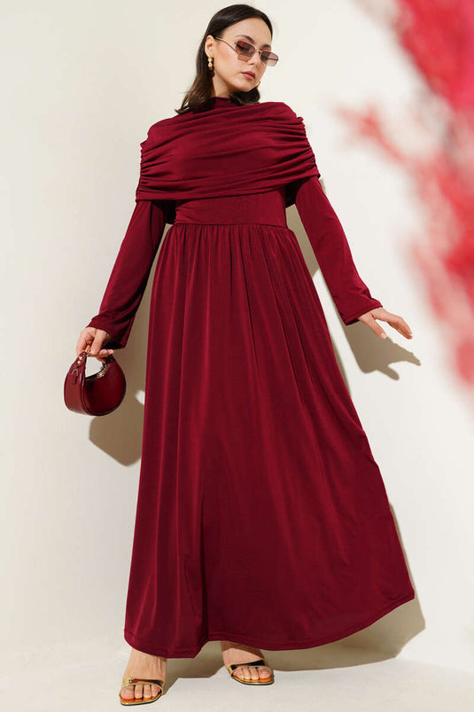 Sandfarbenes Kleid mit Wasserfallausschnitt, burgunderrot