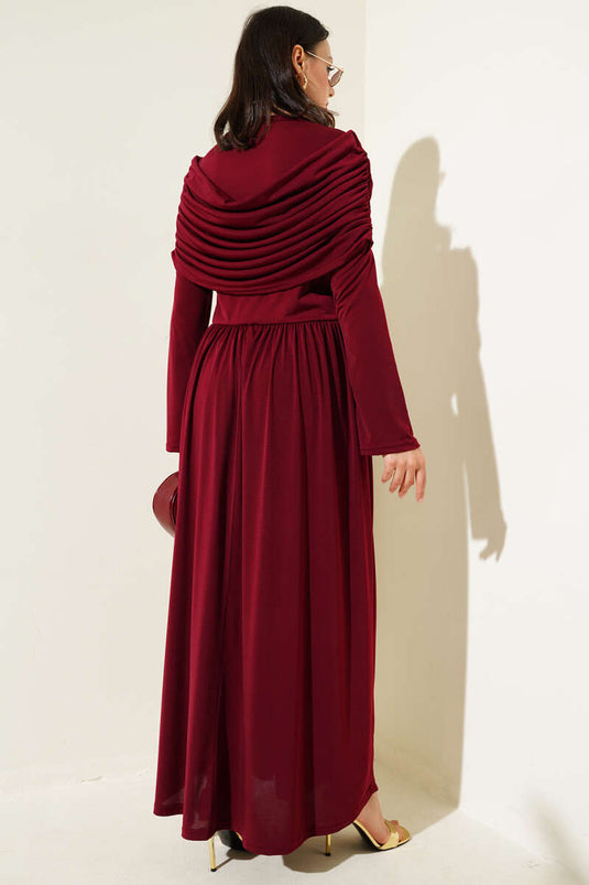 Sandfarbenes Kleid mit Wasserfallausschnitt, burgunderrot