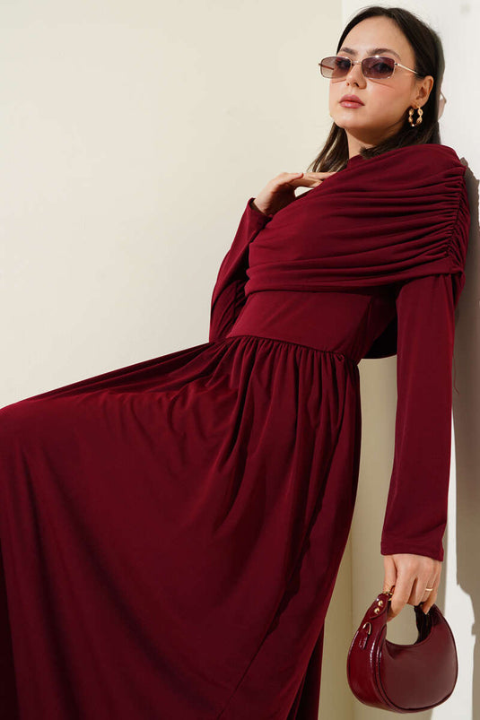 Sandfarbenes Kleid mit Wasserfallausschnitt, burgunderrot