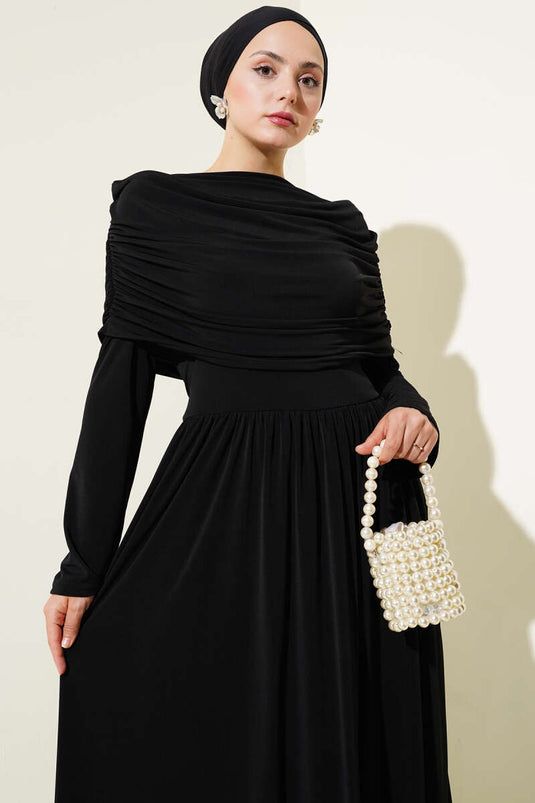 فستان ساندي أسود برقبة دائرية