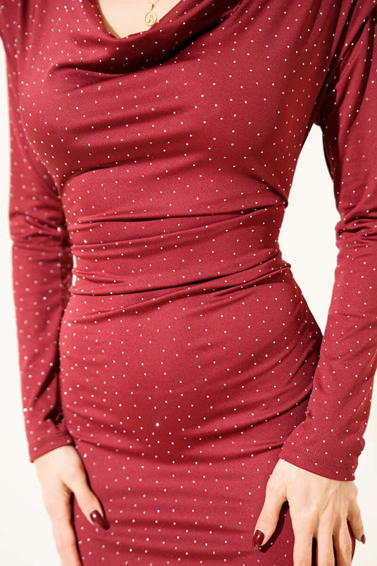 Burgunderrotes Kleid mit V-Ausschnitt, Strassverzierungen und gepolstertem Ausschnitt