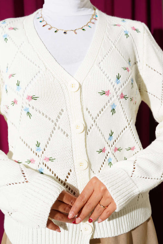 كارديجان محبوك مطرز بنقشة زهور مفتوحة باللون البيج