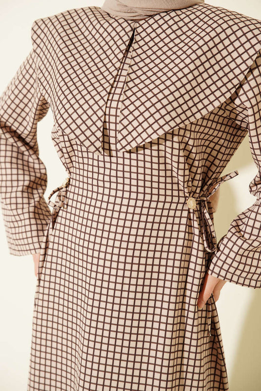 Robe à col marin à carreaux beige