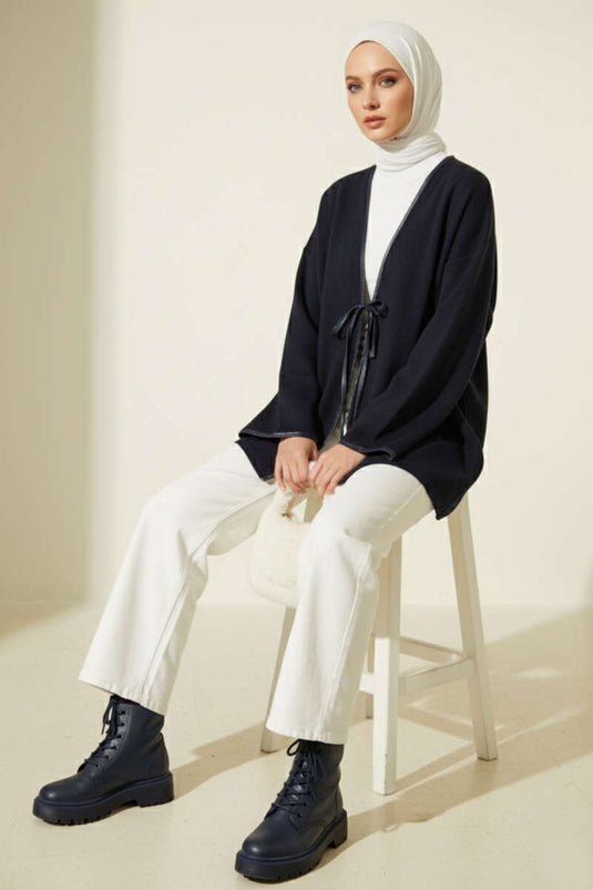 Marineblauer Kimono mit lederartigem Design, Taillengürtel und Paspeloptik