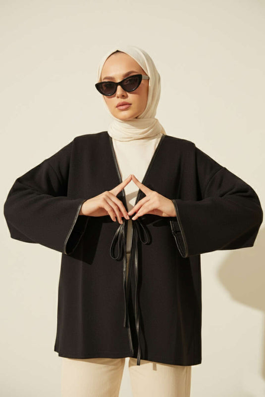 Schwarzer Lederkimono mit Gürtel und fransenoptischem Design