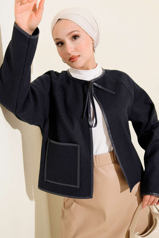 جاكيت قصير من الكشمير والجلد باللون الأزرق الداكن