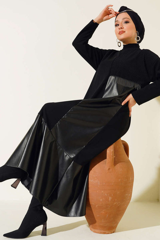 Robe noire à franges et chaînette en cuir