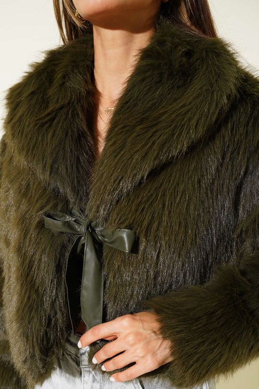 Pelzmantel mit Lederschleife, Khaki