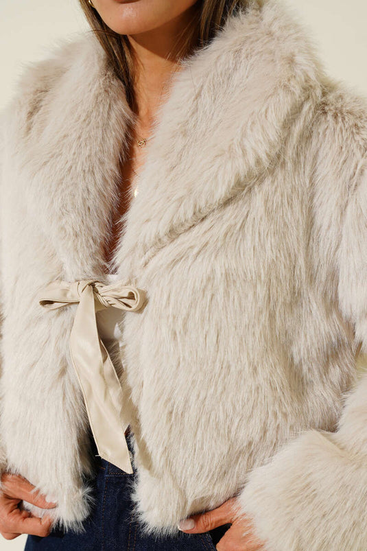 معطف فرو مزين بفيونكة جلدية