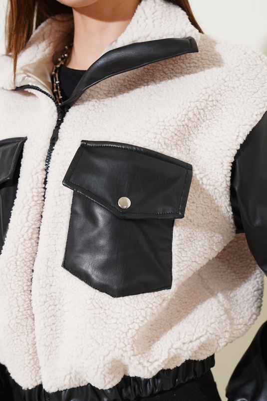 Manteau en peluche noir à poches ornées de cuir