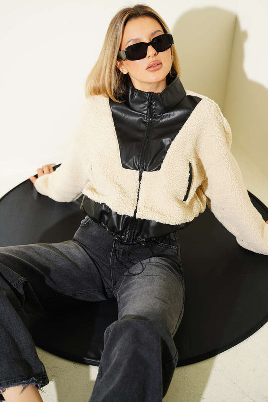 جاكيت أسود بسحاب مزين بالجلد