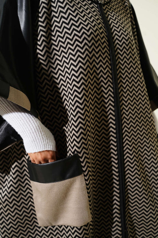 Schwarzer Poncho mit Lederbesatz und Reißverschluss