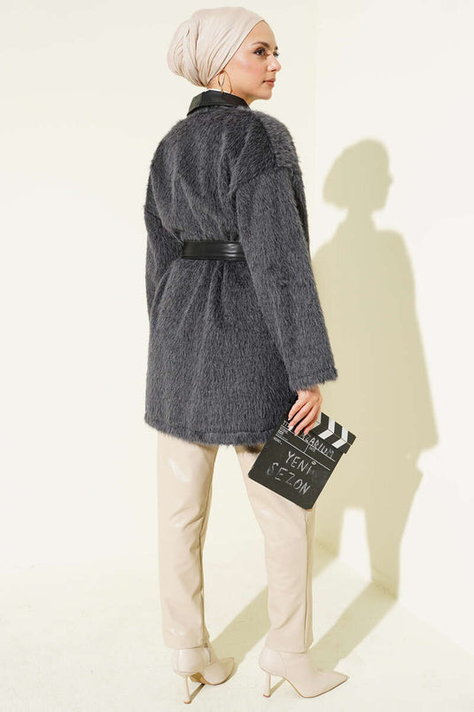 سترة جلدية مزخرفة وملتحية مدخنة