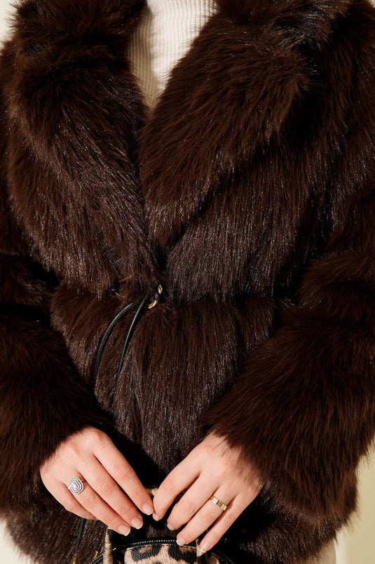 معطف فرو بحزام من الجلد، بني