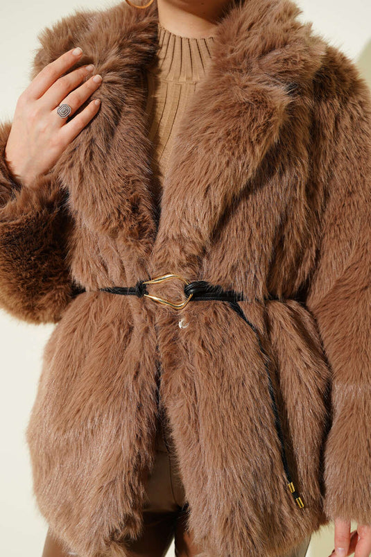 معطف فرو بحزام جلدي، لون لاتيه