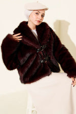 Manteau court en fourrure avec boucle en cuir, bordeaux