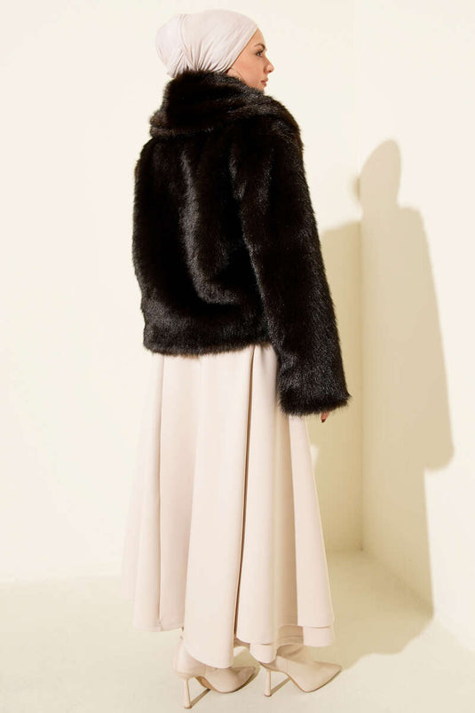 Manteau court en fourrure avec boucle en cuir, marron