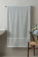 Serviette de bain grise avec détails en dentelle et bandes contrastées