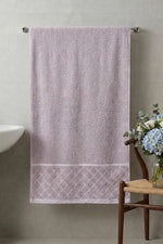 Serviette De Bain Lilas Avec Détails En Dentelle Et Bandes Contrastées