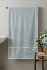 Serviette De Bain Bleue À Rayures À Motifs