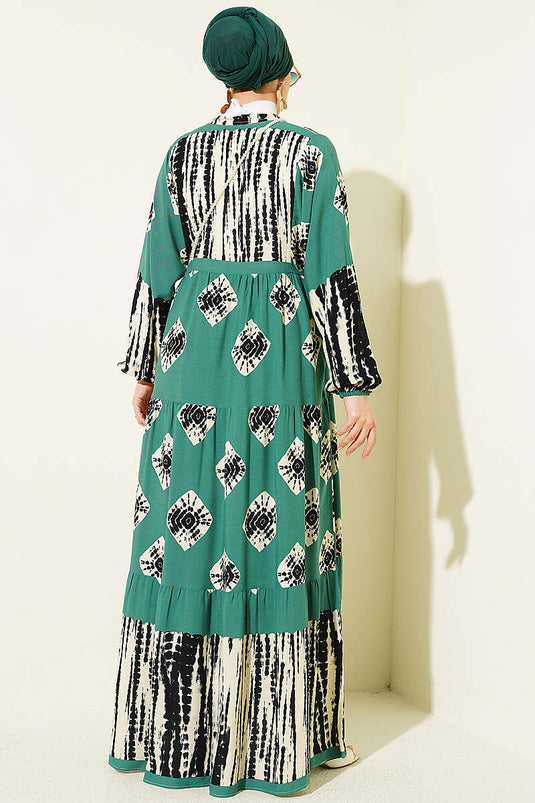 Robe à col montant avec volant en émeraude
