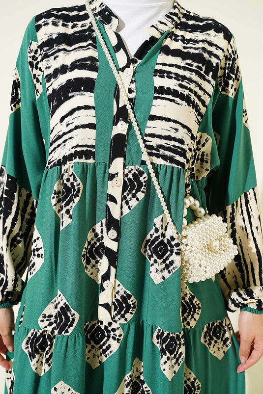 Robe à col montant avec volant en émeraude