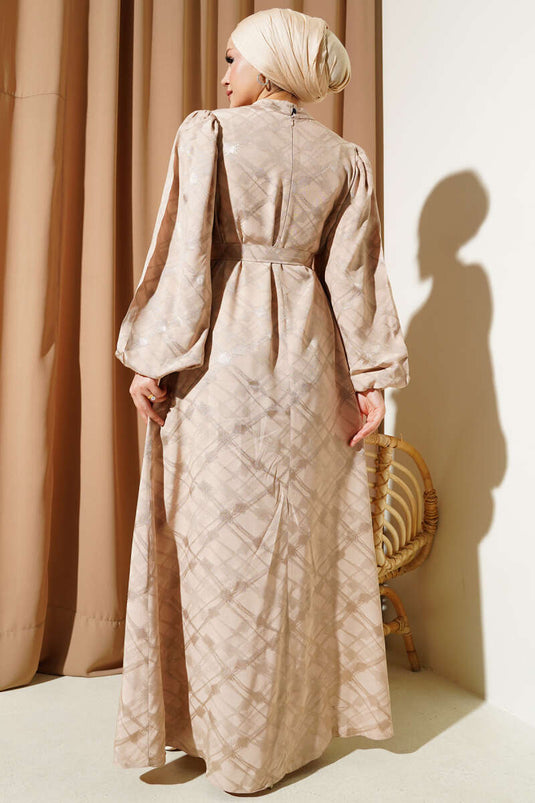 Robe beige à manches ballon et ceinture en jacquard à motifs