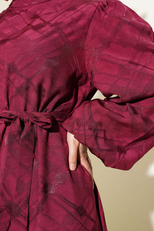 فستان جاكار بحزام وأكمام منفوخة منقوش، لون عنابي