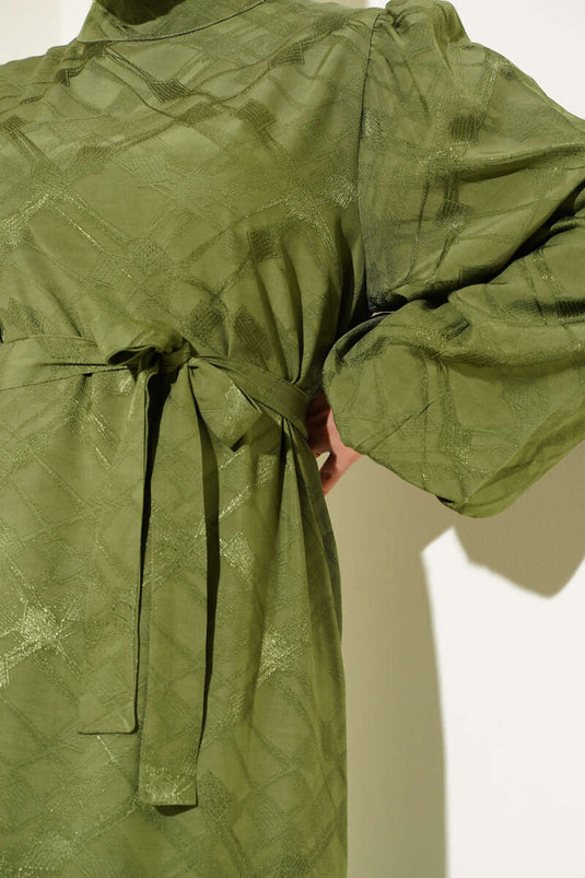 فستان جاكار بحزام وأكمام منفوخة منقوش، لون كاكي