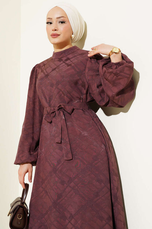 Robe marron à manches ballon et ceinture en jacquard à motifs