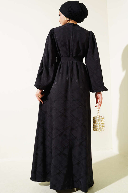 Robe noire à manches ballon et ceinture en jacquard à motifs