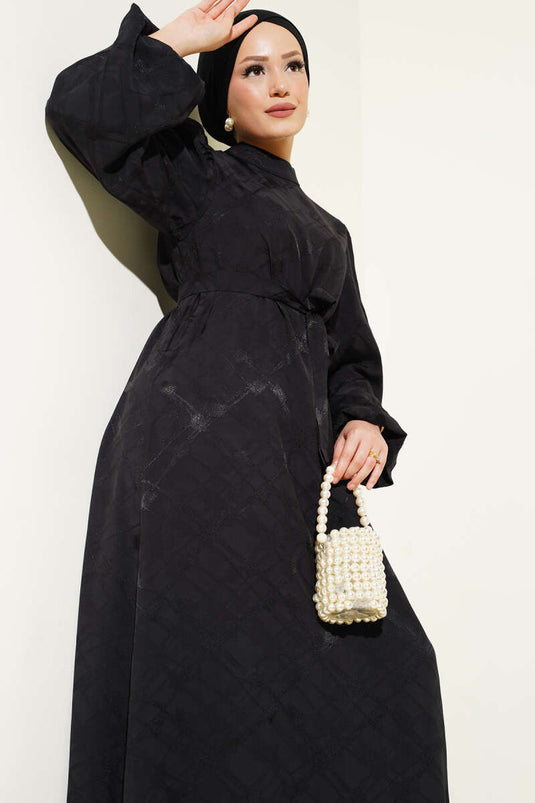 Robe noire à manches ballon et ceinture en jacquard à motifs