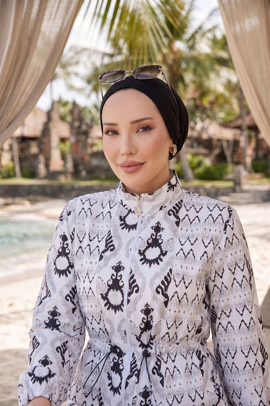 مايوه محتشم ثلاثي بنقشة مع حزام خصر قابل للتعديل أبيض