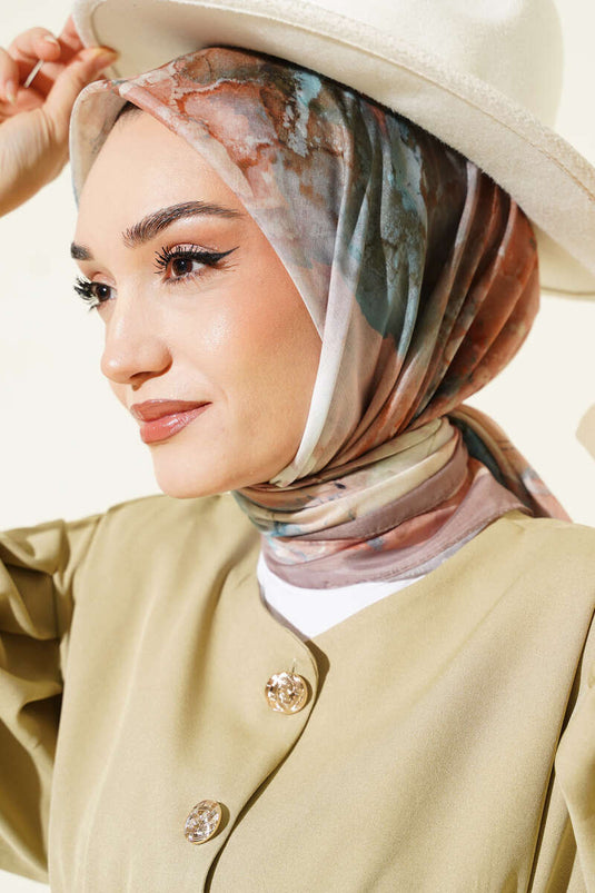 وشاح مطبوع رقميًا بنقوش لون اللاتيه