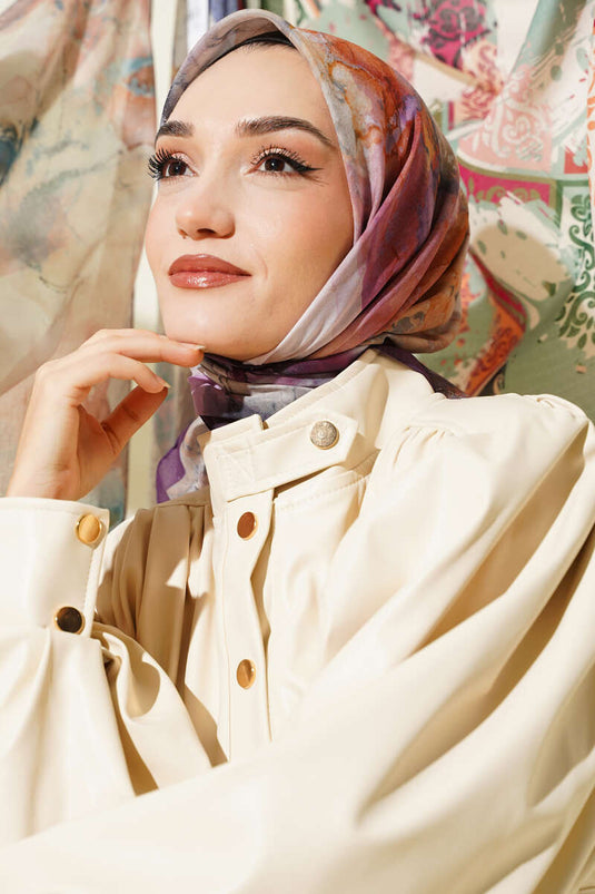 وشاح مطبوع رقميًا بنقوش أرجوانية