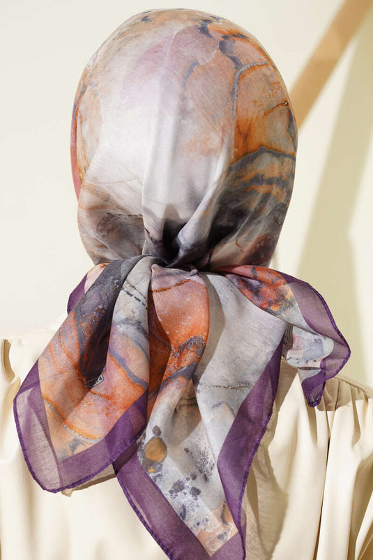 وشاح مطبوع رقميًا بنقوش أرجوانية