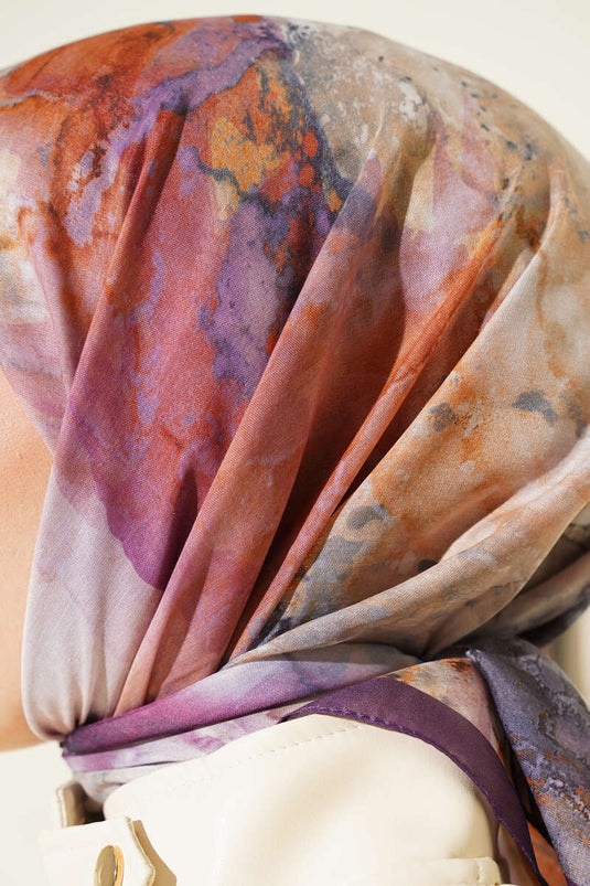 وشاح مطبوع رقميًا بنقوش أرجوانية