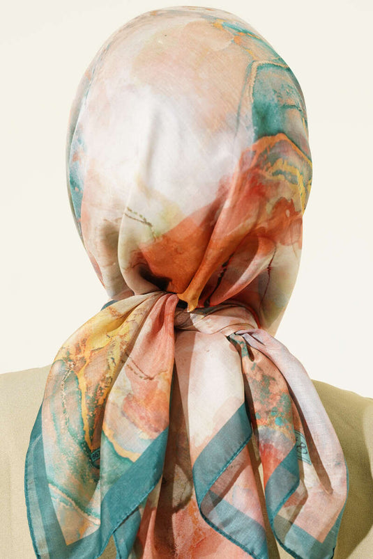 وشاح أخضر بنقشة رقمية