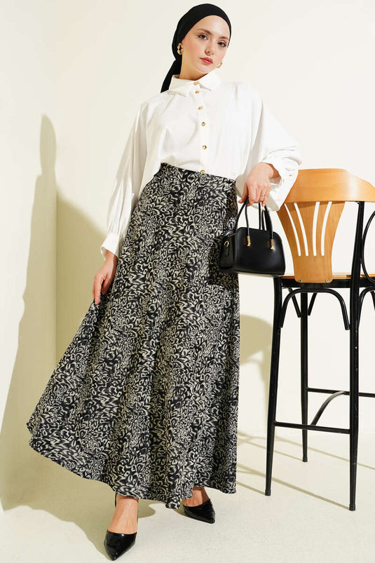 تنورة ساتان بسحاب ونقوش باللون الأسود