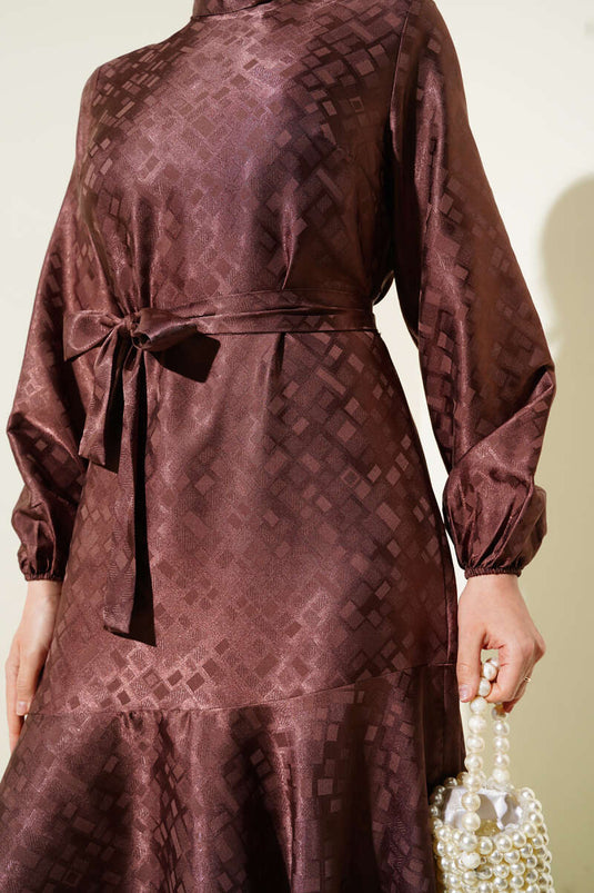 فستان جاكار منقوش بكشكشة وكشكش بني