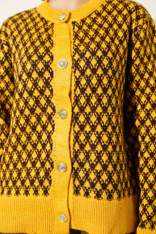Gilet en maille jaune à boutons dorés et motifs