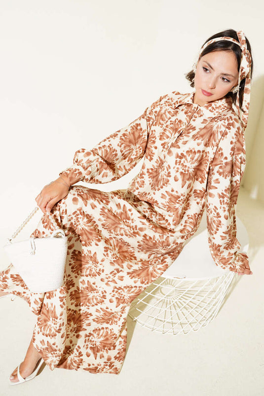 فستان بأزرار حجرية وياقة قميص منقوشة باللون الجمل