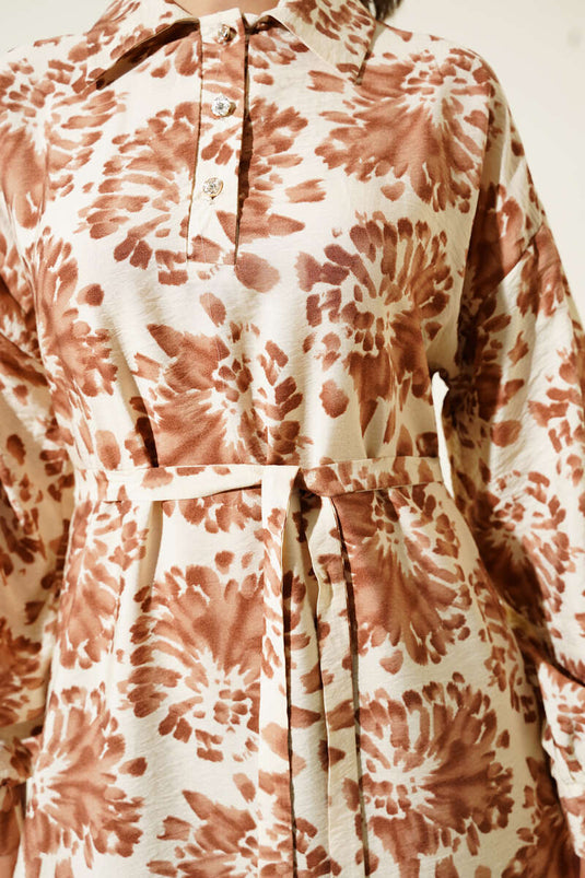 فستان بأزرار حجرية وياقة قميص منقوشة باللون الجمل