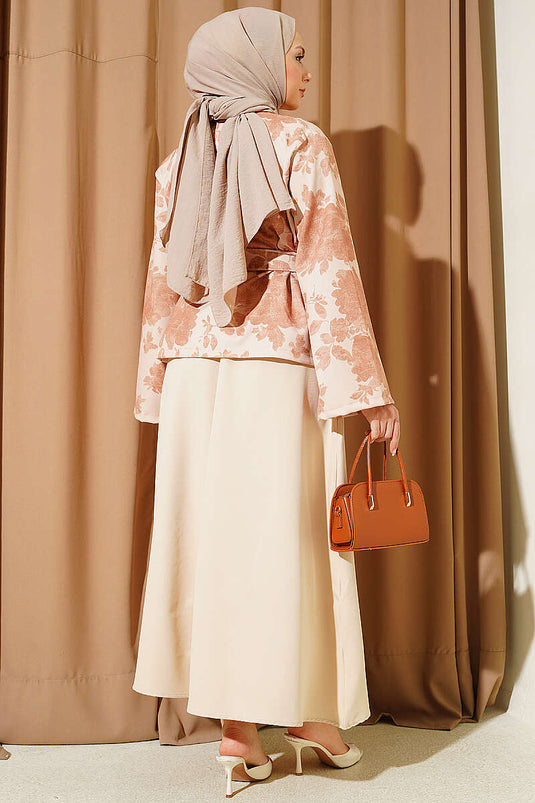 Ensemble deux pièces beige avec jupe double et ceinture à motifs