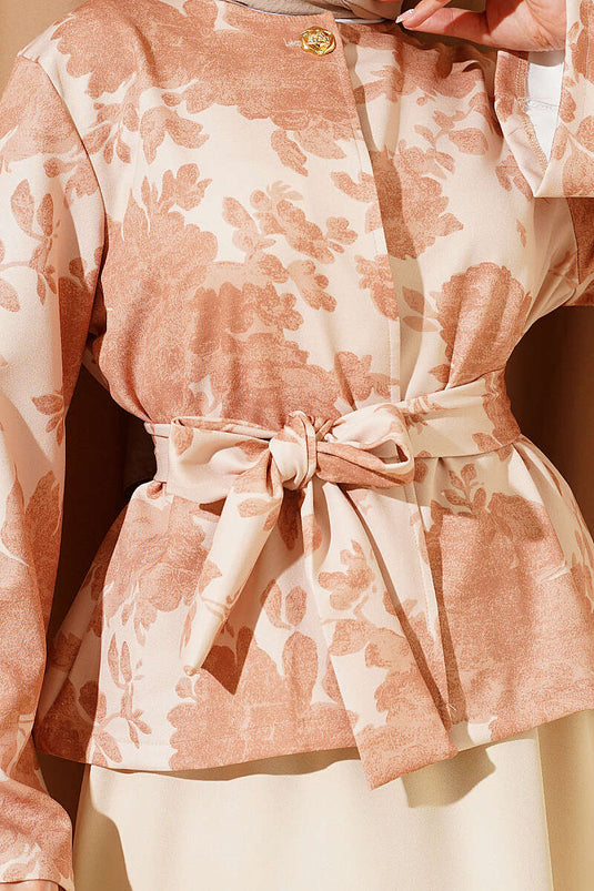 Ensemble deux pièces beige avec jupe double et ceinture à motifs